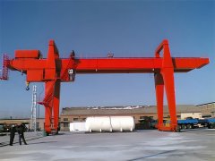 <b>定制箱式龙门吊贴合不同场地吊装需求</b>