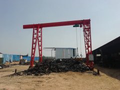 <b>电磁吸盘龙门吊怎样解决潮湿环境吸附难题</b>